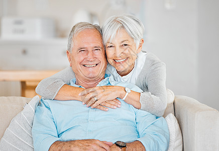 爱越来越强烈了 一对年长的情侣在家共度时光背景图片