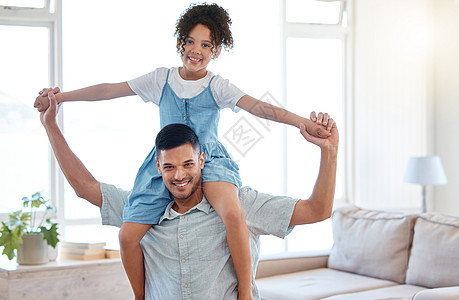 父亲是每个孩子的超级英雄 父亲的肖像将他的女儿抱在家中肩膀上 (笑声)图片