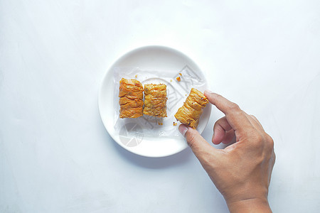 一个盘子上的阿拉伯甜甜点小吃坚果棕色榛子文化食物糖浆金子糕点美食图片