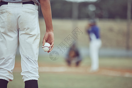 棒球运动员在球场上的比赛中拿着球 男子在体育比赛中投球前集中注意力 职业运动员准备在竞技比赛中投球图片