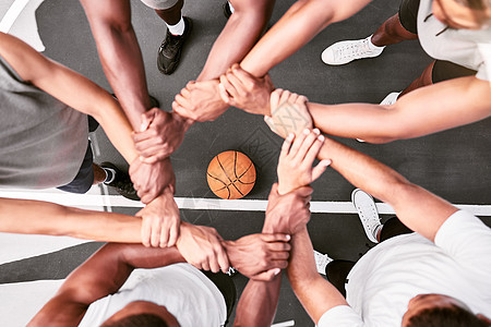 运动员表现出信任和团结一致 男人们用双手表达团队精神 在一场篮球比赛中挤成一团 在体育比赛中 运动员们手腕并排寻求支持和团结图片
