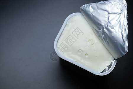 牛奶燕麦新鲜的酸奶在碗里 在餐桌上奶制品营养勺子奶油高架节食牛奶养分小吃白色背景