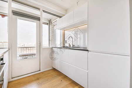 现代公寓的厨房入口建筑学阳台装饰建筑风格阳光火炉橱柜窗户图片