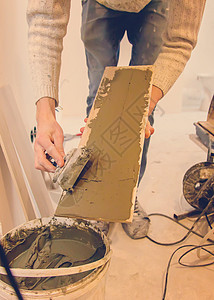 用溶液抹掉房子的瓷砖修理 有选择地集中注意力陶瓷建造修理工男人装修浴室建筑水泥制品地板图片