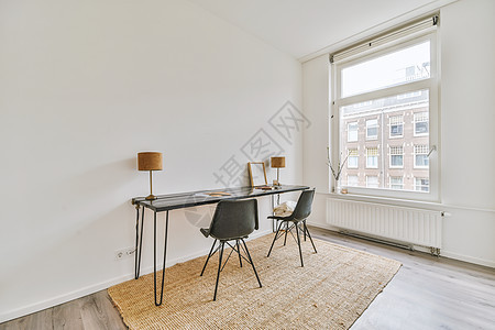 现代公寓中宽敞的客厅财产房间压板木地板阳光房子家具桌子沙发住宅图片