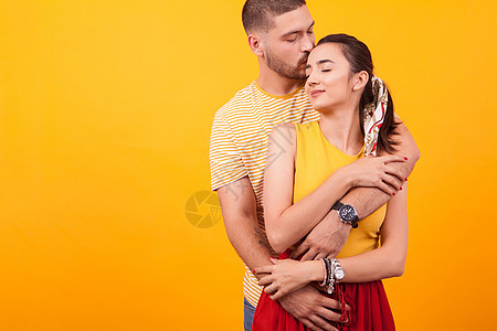 英俊的男人拥抱他的女朋友 亲吻他的女朋友展示快乐胡须幸福丈夫男朋友乐趣微笑夫妻浪漫图片