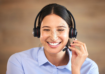 微笑的混合种族呼叫中心代理与耳机与客户交谈的特写镜头 西班牙裔女商务人士接听电话 在办公室帮助客户 客服代表头像女士服务顾客生意图片