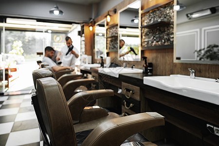 带有椅子和镜子的现代空理发店内作坊地面沙龙头发服务奢华男人黑色家具职场图片