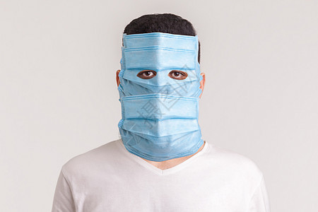 身戴卫生面具以防止感染 呼吸道疾病的人的气载呼吸道疾病图片