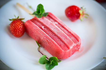 用棍子煮自制草莓冰淇淋冻结酸奶水果食物浆果叶子棒冰薄荷盘子乡村图片