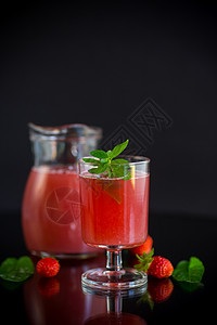 寒冷的夏日草莓花果罐头 杯子里有薄荷玻璃浆果蜜饯维生素饮料食物苏打果味水果茶点图片