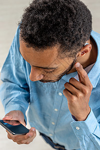 使用智能手机进行数字监听 在年轻男子数字审计中听到声音失常医疗水平障碍黑色听觉修复师听筒援助技术听力图片