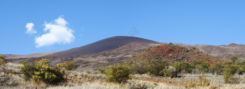 夏威夷最大的火山附近的一座小山 有复制空间 称为冒纳罗亚火山 在夏天用干草和绿色植物景观 阳光明媚的下午的美丽风景和绿草如茵的山图片