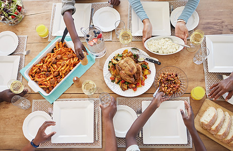 你和家人一起吃的时候吃的更好 在家里的桌子上吃午餐时喝多了图片