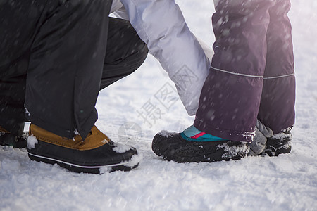 在雪地里穿冬鞋 冬鞋特写 儿童雪地行走防水鞋 低温降雪场景孩子温度女孩旅行远足女士雪花季节时间图片