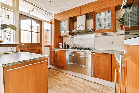 现代房屋中的角落木制厨房家具;图片
