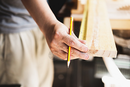 木匠对木板进行测量 以组装部件 为顾客建造木制桌子图片