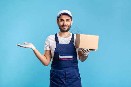 身穿制服的蓝背景工人的肖像盒子服务经销商购物后勤棕榈导游邮政邮差纸板图片