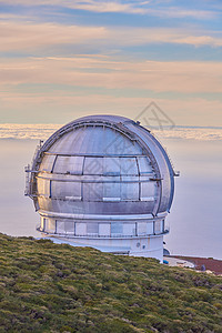 西班牙拉帕尔马天文台圆顶的风景 科学基础设施的景观或在蓝天的映衬下与国外或海外的云彩和复制空间阳光蓝色晴天行星地球创新车站旅游公图片