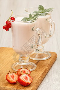 美味草莓酸奶 墨镜薄荷叶桌子水果玻璃饮食食物早餐甜点白色酸奶红色图片