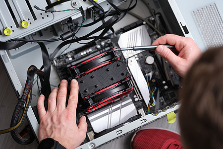 修理工使用螺丝起子机和修理计算机设备图片