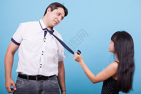 玩耍的亚洲人女朋友拉着男朋友的领带欲望妻子丈夫头发女士热情男人游戏情人夫妻图片