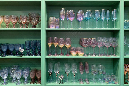木架上装满美丽彩色眼镜的玻璃杯收藏房子家庭餐厅店铺餐具家具风格厨房贮存图片