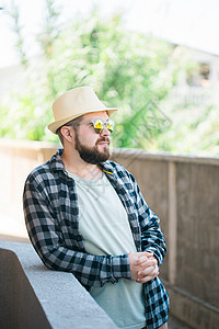 穿夏衣和帽子站的胡子男子肖像画 横越街道城市城市和旅行概念潮人胡须假期游客街道日落男性街头时尚衬衫眼镜图片