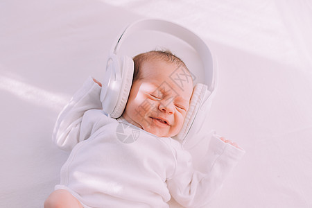 孩子戴耳机 快乐的婴儿 新生婴儿幸福儿童男性音乐情感学习童年男生技术生活图片