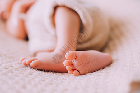 新生婴儿生活方式的腿 一个小孩子 一篇关于新生儿的文章手指卫生孩子母亲生活压痛男生按摩父母后代图片