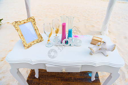 白色的婚礼桌表 在海边有装饰品的婚礼结婚庆典假期棺材异国珠宝蓝色框架蜡烛桌子图片