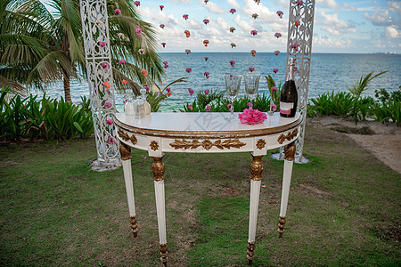 白色的婚礼桌表 在海边有装饰品的婚礼蓝色海洋家庭桌子海滩棺材夫妇异国天空新婚图片