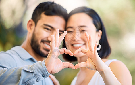 如果你的心高兴 我的也是 被一对快乐的年轻夫妇拍到 在花园里做一个心脏形状的手势图片