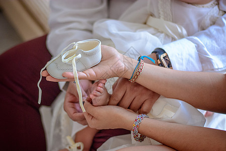 年幼子女穿着衣服的家长产妇身份女性婴儿喜悦裙子孩子消遣快乐生活图片