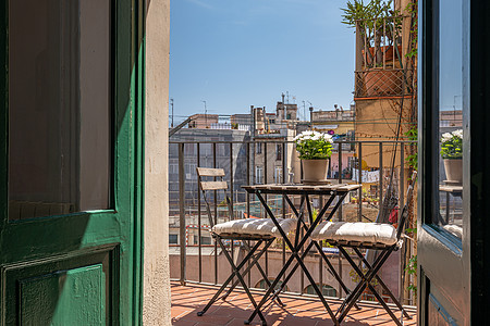从典型的西班牙老房子和美丽的阳台开着的木窗上 从巴塞罗那观望图片