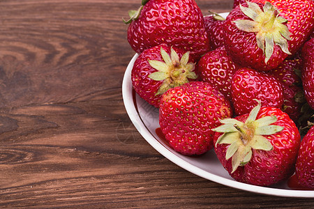 草莓在碗里蔬菜种子绿色红色木头叶子宏观植物浆果水果图片