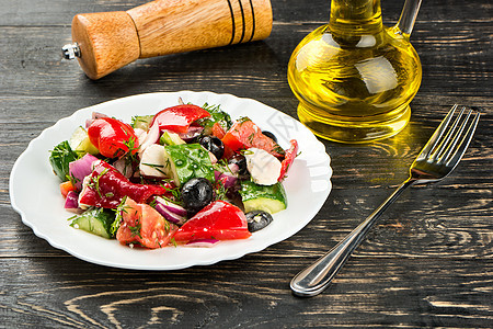 新鲜希腊沙拉摇床食物玻璃绿色金属桌子胡椒美食红色叶子图片