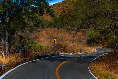 山上一条有路标的摇摇欲坠的道路黄色风景假期缠绕速度交通旅游娱乐旅行沥青图片