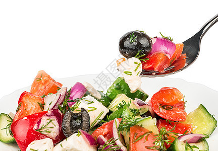叉口上的希腊沙拉午餐红色叶子洋葱美食绿色黄瓜蔬菜食物白色图片