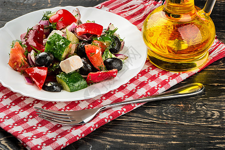 新鲜希腊沙拉美食桌子午餐黄瓜叶子毛巾绿色红色蔬菜胡椒图片