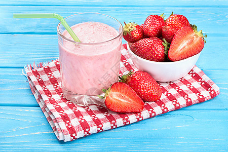 草莓鸡尾酒甜点水果饮食牛奶早餐桌子蓝色红色食物茶点图片