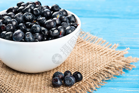 蓝莓在碗中木头麻布水果饮食食物浆果桌子覆盆子小吃营养图片
