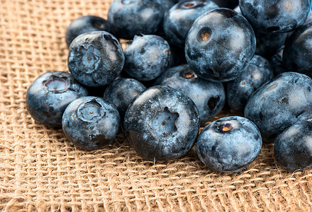 桌上新鲜蓝莓覆盆子森林荒野浆果甜点紫色蓝色饮食植物健康图片