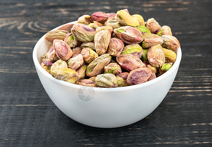 碗里没有贝壳的Pistachios营养宏观制品陶瓷核心种子绿色坚果食物棕色图片