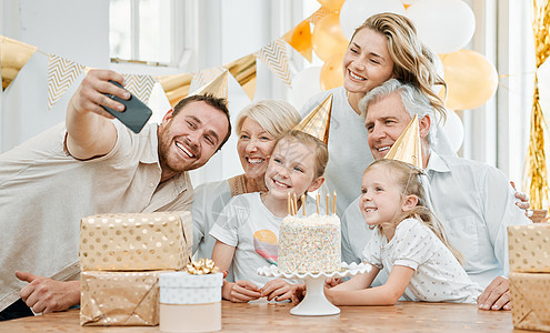 与我们最好的生日舞会 一个幸福的家庭在家里庆祝生日时自拍的照片图片