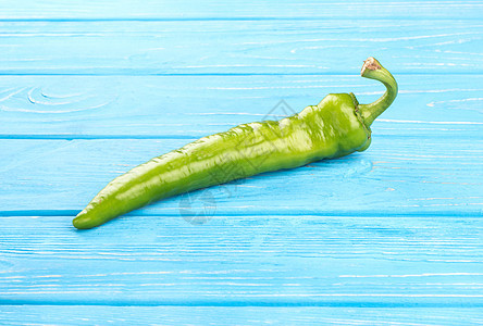 桌上的绿胡椒活力红辣椒绿色香肠香料植物烹饪蔬菜辣椒燃烧图片