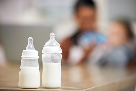 牛奶燕麦我的目的是要对你好一点 一只母亲在家里喂她小男孩的不专注的镜头背景