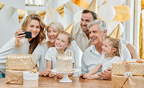 我们一家人知道怎么开派对还是什么的吗? 在家里庆祝生日时 幸福的家庭拍到自拍的照片图片