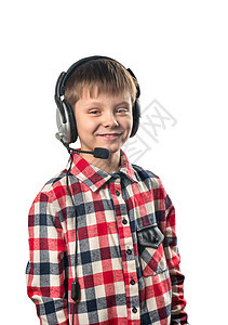 带耳机的男孩麦克风音乐孩子技术喜悦微笑快乐白色衬衫青年图片