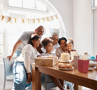 快乐的家庭在家庆祝生日的一张照片 你应该好好享受一下图片